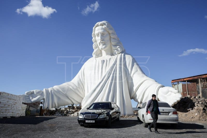 STATUE RELIGIEUSE: Un Christ géant perce le ciel en Arménie