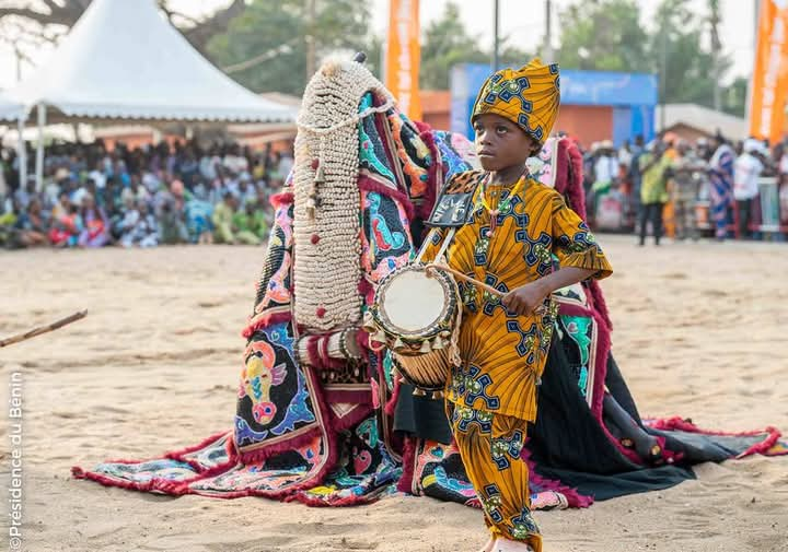 VODUNDAYS 2025 AU BÉNIN: Spectacle Egungun à la place Maro